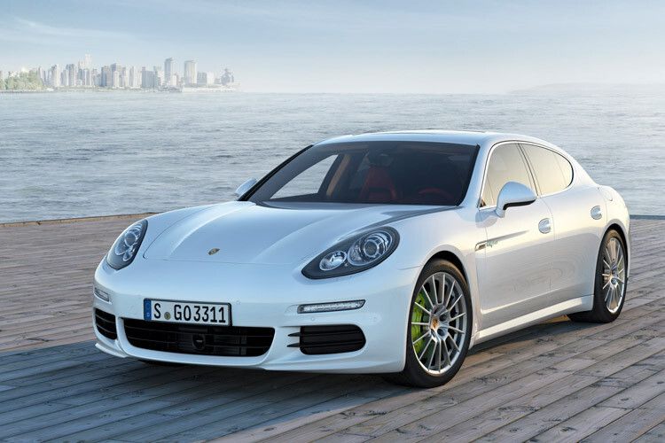 Auch die Hybrid-Variante wurde komplett überarbeitet und zum Plug-in-Hybrid erweitert. (Foto: Porsche)