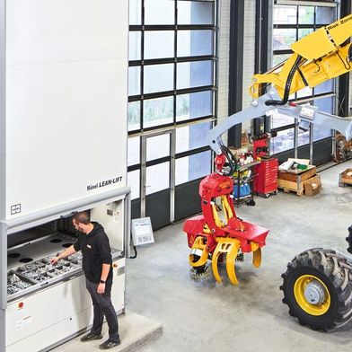 Für eine platzsparende Werkzeug- und Ersatzteilversorgung setzt Menzi Muck auf einen sieben Meter hohen Hänel-Lean-Lift direkt in der Servicewerkstatt. (Bild: Hänel)