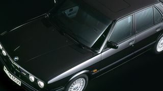 Sie sind die europäischen Erben der amerikanischen Muscle-Car-Ära: Starke Limousinen im Tarndress. Mitte der 80er erreichte die Entwicklung einen Höhepunkt mit BMW M5, Lancia mit Ferrari-Motor oder verblüffend schnellen Schweden und Franzosen. (BMW)