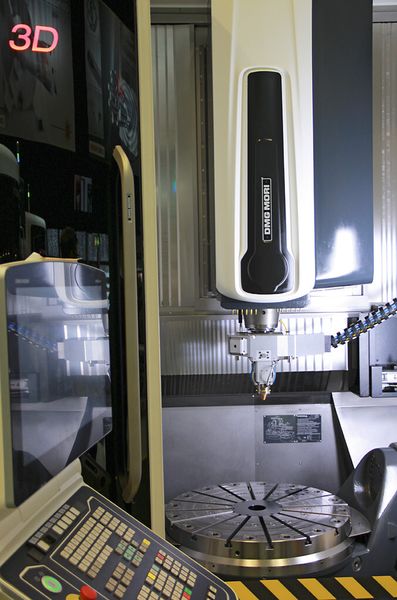 Blick in den Arbeitsraum der DMG-Mori-Hybridmaschine Lasertec 65 3D. Der Laserkopf kann automatisch gewechselt werden. (Bild: Kroh)
