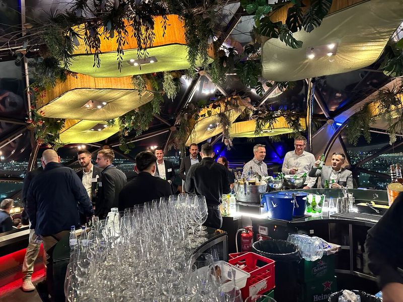 Die Gläser sind poliert und warten auf die 250 Gäste. (Bild: Vogel IT-Medien)