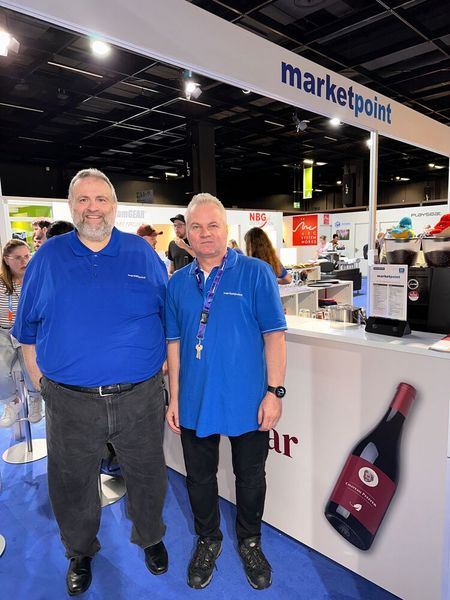 Dieses Jahr sind Im Marketpoint Peter Bruecker und Michael Muhlack (r., Marektpoint) ohne Siggi Pfeffer da, aber irgendwie ist er doch da. Schaut mal auf die Weinflasche. (Bild: Vogel IT-Medien GmbH)