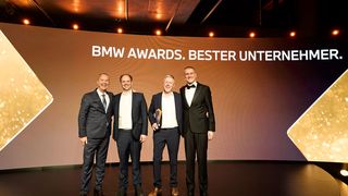 Marcus Praller (2.v.re.) ist „Bester Unternehmer“ der BMW-Handelsorganisation. BMW-Deutschland-Chef Christian Ach (re.) überreichte die Auszeichnung. (Bild: BMW)