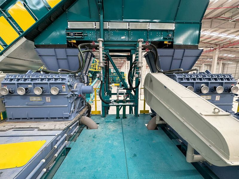 Die beiden SMS-Schneidmühlen mit Zwangsbeschickung, die in der ersten Linie installiert wurden, sorgen für eine gleichmäßige Flakegröße sowie einen stabilen Materialeintrag und schaffen damit ideale Bedingungen für nachgelagerte Wasch- und Dichtetrennprozesse. (Bild: Herbold Meckesheim, Germany)