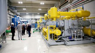 Representatives of Messer and the mayor of the entire municipality of Rehden visiting Nowega in Rehden: ceremonial takeover of an on-site plant from Messer for the production of nitrogen. (Melanie Russ, Diepholzer Kreisblatt)