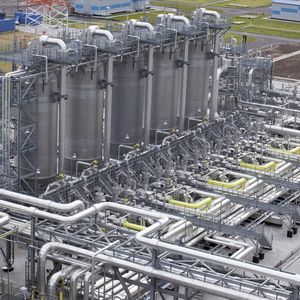 In der Gasaufbereitungsanlage in Portowaja wird das Erdgas, das von den Gasfeldern im Norden Russlands kommt, für den Transport vorbereitet. Danach kann es durch die Nord-Stream-Pipeline fließen.