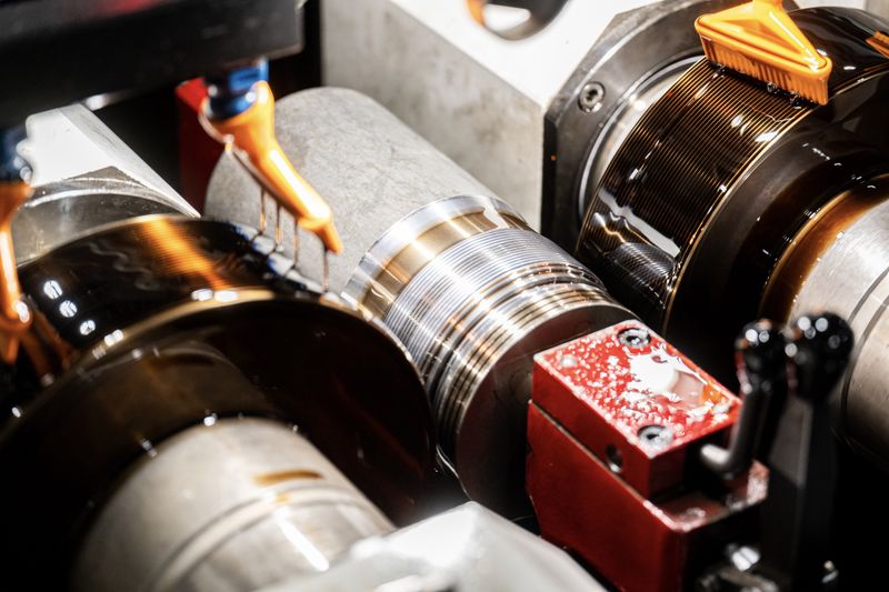 Das Werkstück wurde zwischen den Rollwerkzeugen positioniert. Nun beginnt das Rollverfahren: Die Werkzeuge walzen das M-Gewinde im Einstechwalzverfahren zwischen Spitzen. (Bild: Joshua Rzepka / Kammerer Gewindetechnik)