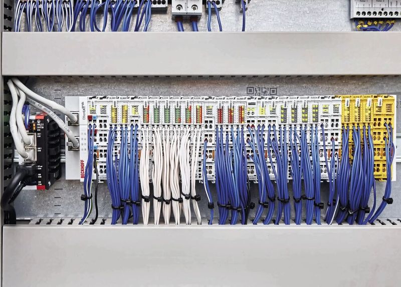 Modulare I/O-Architektur im Einsatz: Ethercat-Koppler und -Klemmen integrieren die weitreichende Sensorik der Elektrolyseure und reduzieren den Verdrahtungsaufwand. (Bild: Beckhoff Automation)