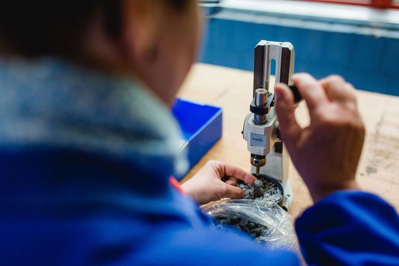 Die konnten jedoch nur  Mitarbeiter mit zwei einsetzbaren Händen bedienen. (Ludmilla Parsyak/Fraunhofer IAO)