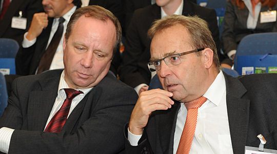 Auch Günter Schnatz (re.), Chef von Honda Deutschland, rätselt, wen die Jury zum Sieger gekürt hat. (Archiv: Vogel Business Media)