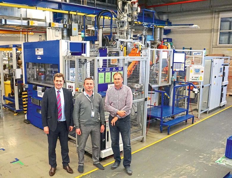 Bilt 8: Wittmann-Battenfeld-Cz-Geschäftsführer Ing. Michal Slaba, Kamil Hušek, der Projektleiter für Spritzgießanlagen bei WITTE Nejdek und Ing. Miroslav Tureček blicken auf eine langjährig erfolgreiche Zusammenarbeit zurück. (Wittmann-Battenfeld)