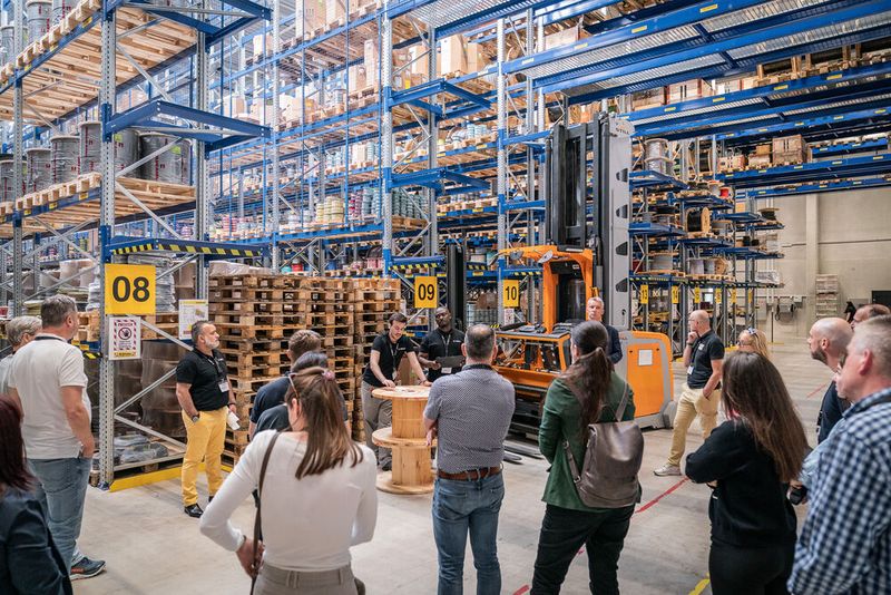 An verschiedenen Posten im Lager, darunter die neue Umrollmaschine, der Showroom sowie die Kabelkonfektion, wurde die Leistungsfähigkeit und Vielseitigkeit des neuen Standorts anschaulich präsentiert. (Bild: Sabrina Golob)