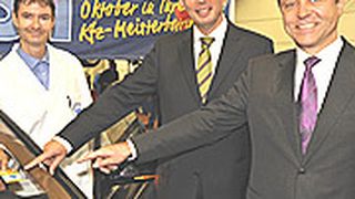 (v. re.) ZDK-Vize Wilhelm Hülsdonk, Verkehrsminister Wolfgang Tiefensee und Kfz-Meister Olaf Oertwig vom Berliner Autohaus Zellmann werben für die Sicherheitsaktion. (Archiv: Vogel Business Media)