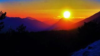 Im Allgäu scheint die Sonne auf dem Bio-Bauernhof von Hermann Sontheim jetzt rund um die Uhr. Mit einem effizienten Stromspeicher können bis zu 85 % des Eigenbedarfs gedeckt werden. (iggyshoot, CC BY 2.0, flickr.com)