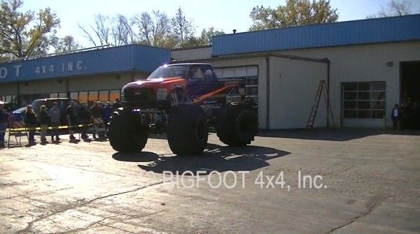 Der Bigfoot 20: der weltweit erste Monstertruck mit Elektroantrieb macht mit über 260 kW und 1100 Nm Autos umweltschonend platt (Bild: Bigfoot 4x4 Inc.)