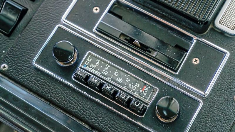 Da Armaturenbretter von Bussen stets mehr Platz boten als die von Pkw, besaßen sie meist ein separates Kasettenlaufwerk. Das kam seinerzeit, neben der Mercedes-Hausmarke Becker, meist von Grundig oder Blaupunkt. (Bild:  Mercedes-Benz AG)