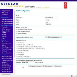 Abbildung 1: Der Großteil der Geräte, so auch unsere Netgear-Box, wird über ein HTML-Interface konfiguriert. Um das System einrichten zu können, muss die IP-Adresse des Geräts im Browser eingeben werden. In unserem Fall lautet die Adresse http://192.168.0.1. Die Adresse des Routers findet sich entweder auf der Geräteunterseite oder im Handbuch. In der Regel werden Sie anschließend einen Benutzernamen und ein Passwort eingeben müssen, um Zugang zu erhalten. Sofern Sie das Gerät neu beschafft haben, sollten Sie die Zugangsdaten ändern. Je nach Modell werden Sie dann in einen Einstiegsbildschirm, eine Eröffnungs- oder Übersichtsmaske geleitet. In unserem Fall ist diese der „Routerstatus“. Hier finden sich grundlegende Informationen und Funktionen zum Gerät wieder. Im linken Menü, unter Konfiguration findet sich der Eintrag „WLAN“. Dahinter verbirgt sich die gesamte WLAN-Konfiguration. Wie erwähnt, wird der Aufbau der Konfigurationsmasken bei Modellen anderer Hersteller höchstwahrscheinlich anders sein, aber einen Eintrag zum Thema WLAN werden sicher alle aufweisen.