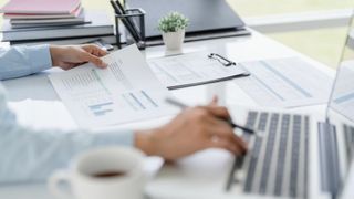 lohnabrechnung-mojo-cp-adobestock-610366349-neu (Quelle: mojo_cp - Adobe Stock)