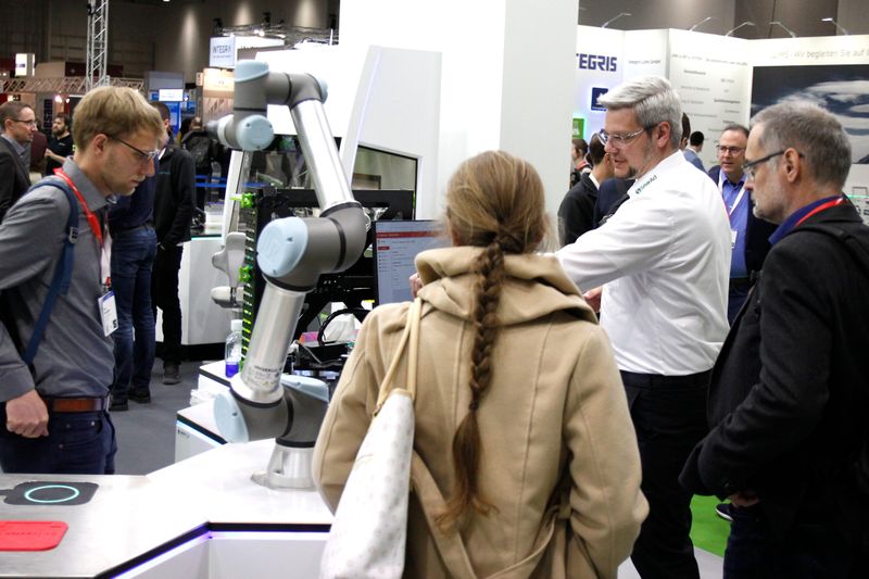 3. Vollautomatisierter Workflow Routinearbeiten komplett automatisiert durchführen – was in der Industrie schon seit vielen Jahren Praxis ist, kommt im Labor erst allmählich an. Wie es geht, zeigt der Use Case auf der Labvolution. Ein Roboterarm nimmt selbstständig eine Inkubationsplatte aus dem Wabenhotel auf und platziert sie auf der Arbeitsplatte. Mittels piezotechnologischer Probenplatzierung von „Smar Act“ steuert die Software im Hintergrund die Probe hochpräzise in die gewünschte Position. Dann nimmt ein Mikroskop den dort gewachsenen 3D-Scaffold in unterschiedlichen Ebenen auf. Gesteuert und dokumentiert wird der gesamte Prozess mit dem Laboperator, sodass der Nutzer am Ende direkt die fertigen Daten abrufen kann.  (LABORPRAXIS, C. Lüttmann)