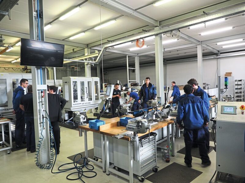 Für 48 Auszubildende, Werkzeugmechaniker, Stanz- und Umformtechniker, Fachkräfte für Metalltechnik und Maschinen- und Anlagenführer ist das Ausbildungszentrum die erste Anlaufstelle. (Kunzmann)