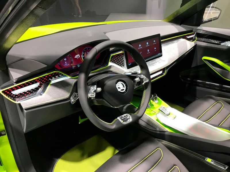 Im Cockpit geht der Vision X voll in Richtung Konnektivität. (Bild: Seyerlein / »kfz-betrieb«)