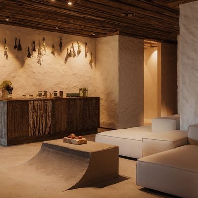 Microtopping im Einsatz: ein dünnschichtiges, zementgebundenes System, das sich auf Böden, Wänden, Treppen oder Möbeln einsetzen lässt. (Bild: Ideal Work)