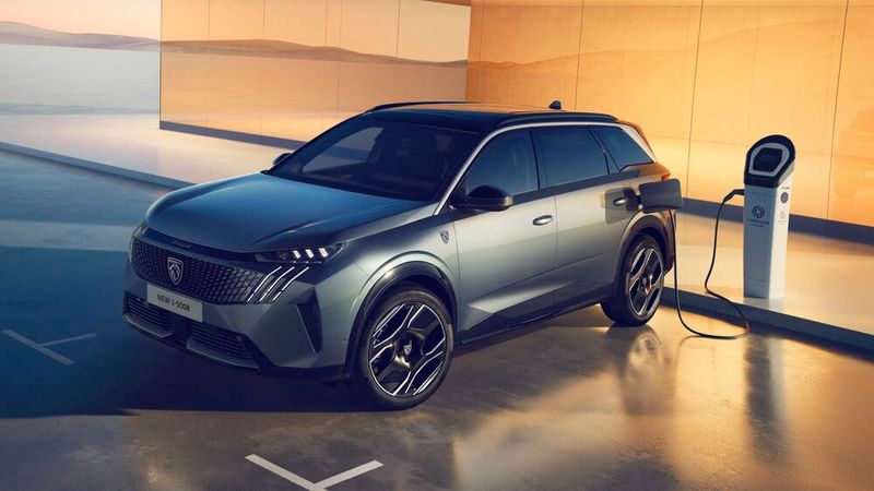 Limousinen sind Vergangenheit – Heute fungiert das vollelektrische SUV Peugeot E-5008 als Flaggschiff der Löwenmarke. (Bild: Peugeot)