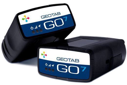 Die Lösungen von Geotab (www.geotab.com) helfen, Fahrzeuge besser zu managen, indem sie umsetzbare Intelligenz aus Echtzeit- und historischen Reisedaten gewinnen. Dafür sorgt Geotab GO7, ein kleines Gerät, das direkt in den OBDII-Anschluss des Fahrzeugs gesteckt wird. Es extrahiert Infos zur Funktionstüchtigkeit und zum Betriebszustand des Fahrzeugs. Die Aufzeichnung von Daten zu Fahrgestellnummer, Kilometerzählerstand und Anlegen des Sicherheitsgurts unterstützt Fuhrparkmanager bei der Prüfung des Fahrzeugeinsatzes sowie der Identifikation sowohl sicheren als auch riskanten Fahrverhaltens. MyGeotab ist eine webbasierte Fuhrparkmanagement-Software, die allen Geotab-Kunden kostenlos zur Verfügung gestellt wird.  (Bild: Geotab)