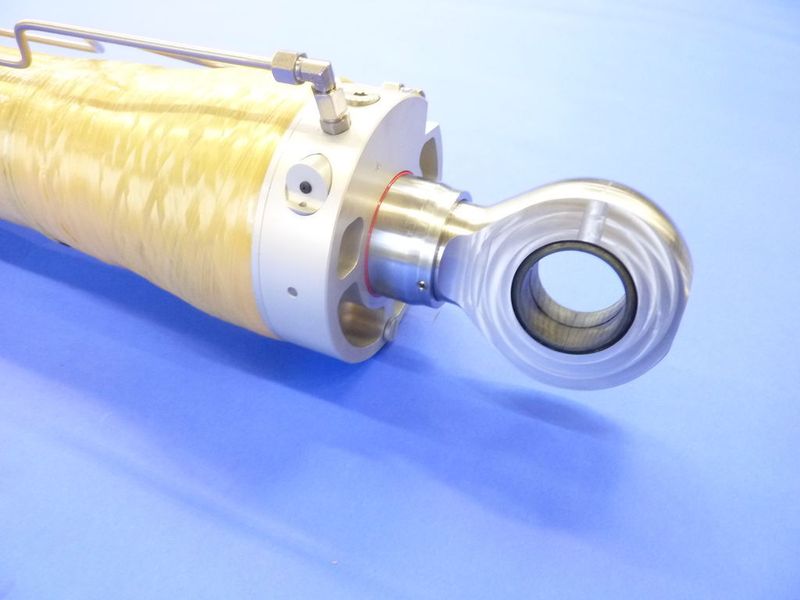 Compositezylinder mit einem in die metallischen Endkappen integrierten Lasthalteventil (Parker Hannifin)