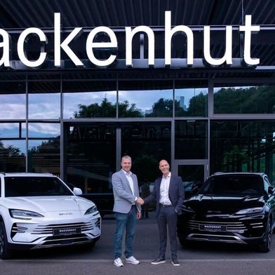 Volker Gohl, Geschäftsführung Autohaus Wackenhut (li.), und Kai Schröder, Direktor Händlernetzentwicklung bei BYD Deutschland.  (Bild: BYD)