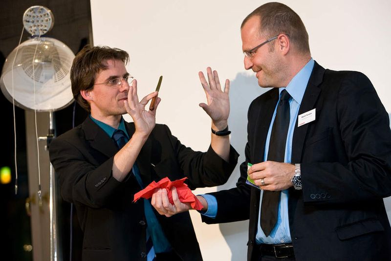 Zauberkünstler Thomas Fraps (li.) lässt mit Hilfe von Werkzeugen die 50 Euro von Martin Twickler (TLK) wieder erscheinen. (Archiv: Vogel Business Media)