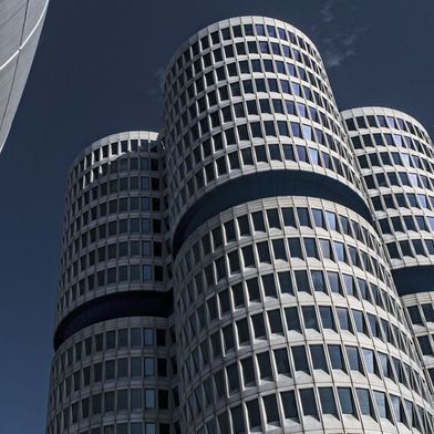 BMW-Zentrale in München (Bild: Blau mit Weiß / Rob Oo / CC BY-SA 4.0 / flickr.com)