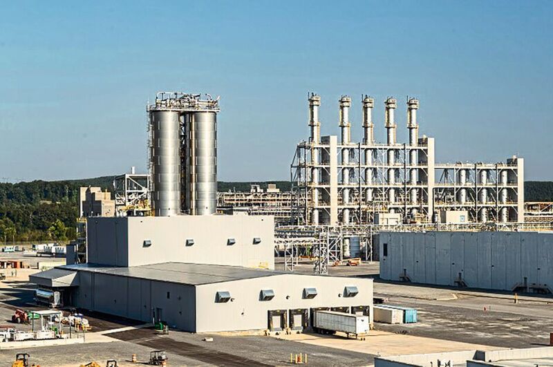 Blick auf die Produktionsanlagen für hochdisperse pyrogene Kieselsäure (links) und für Polysilicium (rechts) am Standort Charleston. Hochreines multikristallines Silicium fertigt der Wacker-Konzern im US-Bundesstaat Tennessee seit 2016. (Wacker)