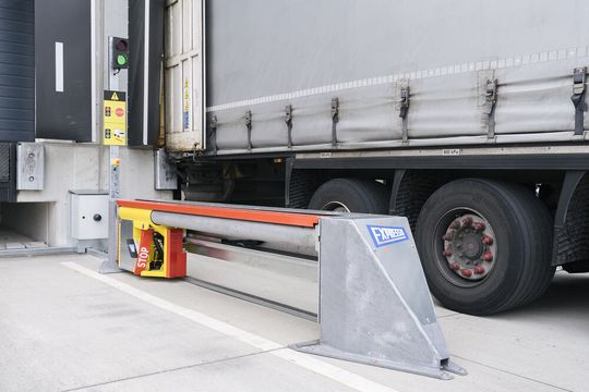 Das vollautomatische Blockiersystem Stop Trucks von Expresso vermeidet, dass ein Lkw während der Umschlagarbeiten unkontrolliert von der Verladeeinheit abrückt. (Bild:  Expresso)
