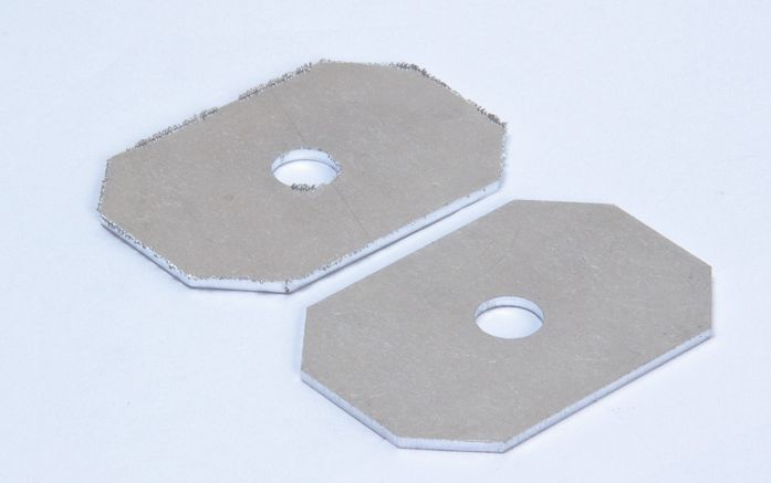 An den Schnittunterkanten von 3 mm dickem Blech entsteht ein leicht anhaftender „Flittergrat“ (links), der sich aber durch Abziehen der Kanten leicht entfernen lässt (rechts). Bild: Knuth Werkzeugmaschinen (Archiv: Vogel Business Media)