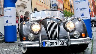 Die Oberbayerische Meister-Classic bietet den Teilnehmern eine Strecke mit atemberaubenden Landschaften, idyllischen Orten und prachtvollen Oldtimern.  (Bild: Zietz/»kfz-betrieb«)