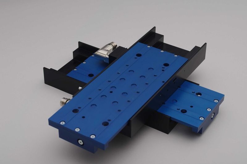 Linearmotor-Positioniertische können ohne Adapterplatte zu X-Y-Systemen verschraubt werden. (Bild: Jung)