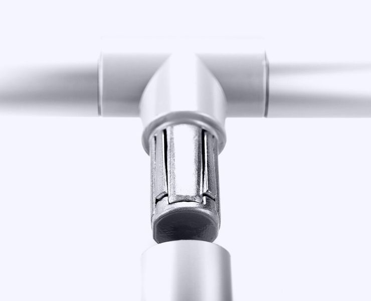 Das montagefreundliche Innenspannsystem ermöglicht die schnelle Installation von Geländern mit bündigen Verbindungen ohne Überstände und Kanten. (Bild: Brinck)