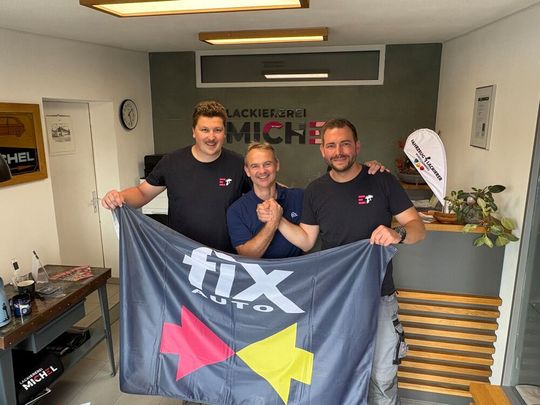 Fix Auto Deutschland-Chef Roy de Lange (Bildmitte) konnte einen weiteren Betrieb in Sachsen für das Netzwerk gewinnen. (Bild:  Fix Auto Deutschland)
