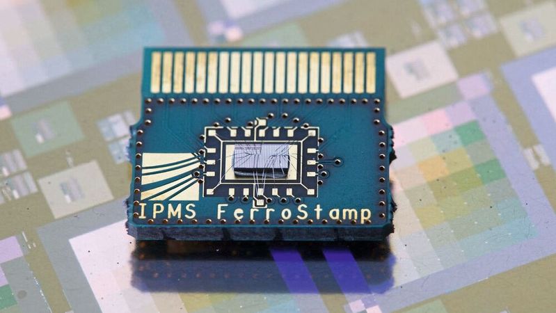 Energie sparen, schneller rechnen und Daten dauerhaft sichern: Die von Fraunhofer IPMS entwickelte und nach industriellen Prozessen von Globalfoundries gefertigte FRAM-Speichertechnologie soll genau diese Anforderungen erfüllen.(Bild:  Fraunhofer / Piotr Banczerowski)