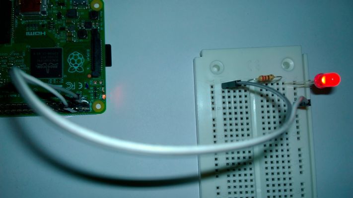 Conrad Adventskalender Raspberry Pi: 1. Kalendertürchen – Steckbrett, LED, Widerstand, Verbindungskabel bringen eine LED zum Leuchten (Bild: Margit Kuther)