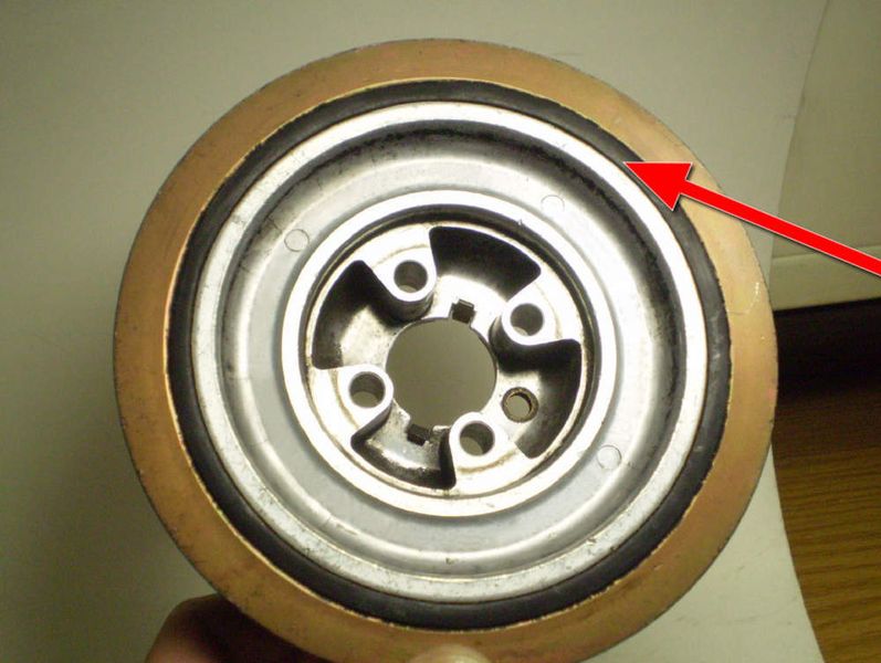 Die Vorderseite des Torsionsschwingungsdämpfers ist meist noch in gutem Zustand, während an der Rückseite bereits Schäden auftreten. (Foto: Conti Tech)