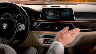 Mal ein bisschen hin und her gewischt und schon läuft es. Die Gestensteuerung zieht ins Auto ein, doch viele Käufer sind skeptisch. (Foto: BMW)