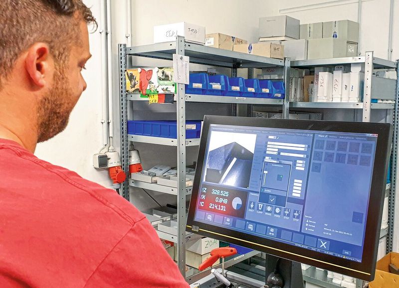 Sebastian Swiniarski (Gruppenleiter Arbeitsvorbereitung bei Schlote), überprüft die Schneide des PKD-Tiefbohrers von Mapal.   (Bild: Mapal)