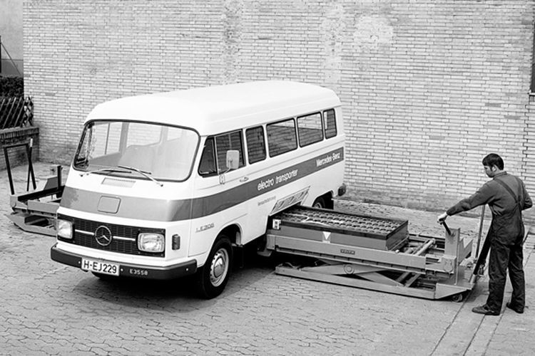 Die Batterie des Daimler-Benz-Versuchsfahrzeugs LE 306 von 1972 konnte einfach und schnell ausgewechselt werden (Daimler)