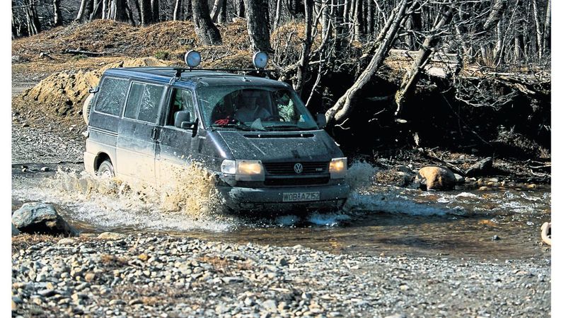 Wie schon den T3 gab es auch den T4 als allradgetriebene Synchro-Variante. Deren Geländegängikeit mit 16-Zoll-Fahrwerk erreichte der Neue allerdings nicht. (Bild: VWN)