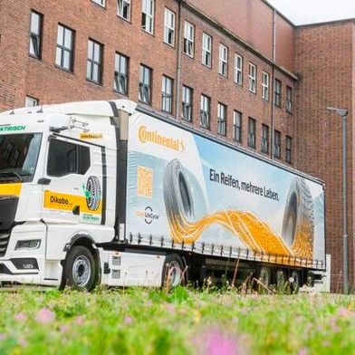 Der elektrische Transport der Karkassen ist Teil einer gemeinsamen Weiterentwicklung der Logistikprozesse von der Dikabo GmbH und Continental. (Bild: Continental)