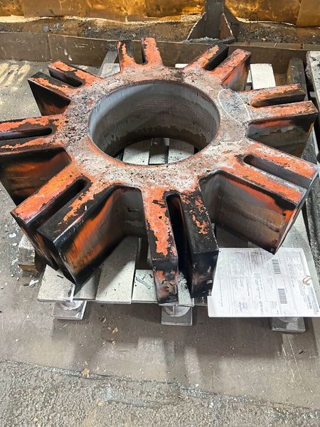 Aus 270 Millimeter dickem Feinkornbaustahl S690 QL1 fertigte Jebens dieses Bauteil für den Prototyp des Wellenenergiekonverters C4. (Bild: Jebens GmbH)