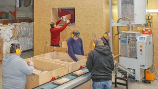 Für die Produktion der Polsterkissen wird nur wenig Platz benötigt. (Bild: Kimberly Wittlieb)