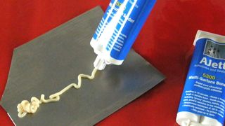 Der AJett 5300, ein lösemittelfreies Zwei-Komponenten-System, das für das sichere Verbinden von Metallen und Kunststoffen entwickelt wurde. (Bild: Kager)